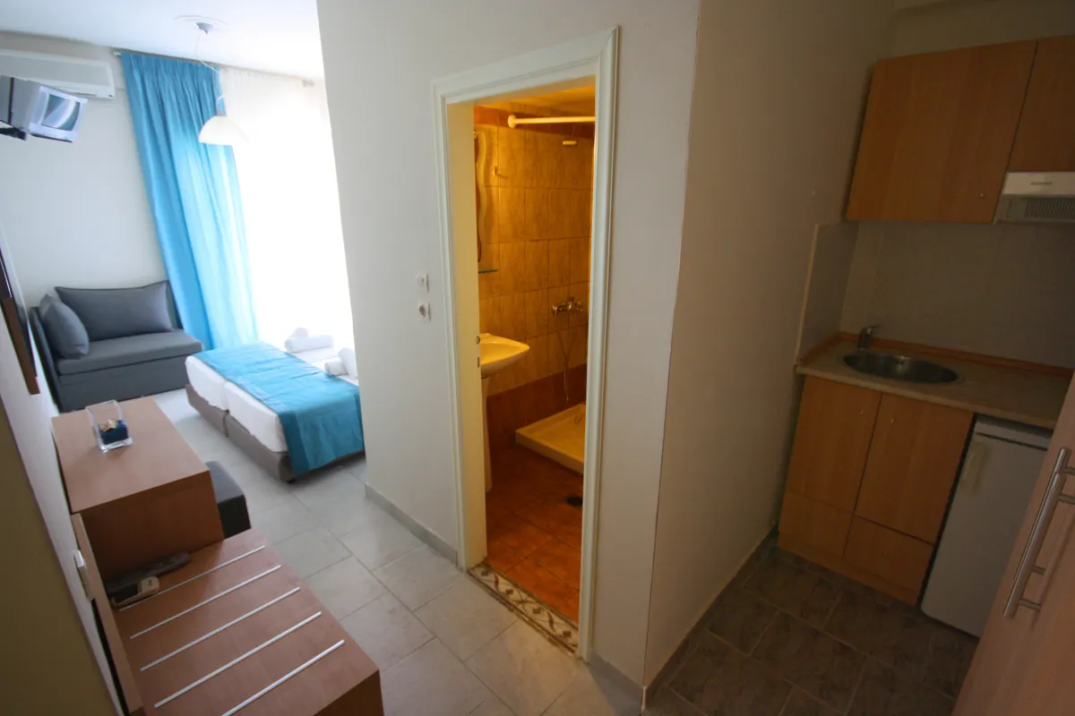 Tiara Holidays - Leonidas Apartments & Suites - Studio Garden View - kitchen and bathroom